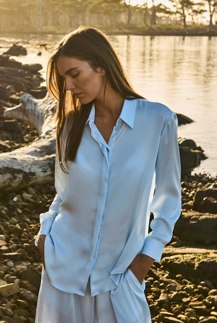 Soft Shirt in Mirror Satin - Glacier