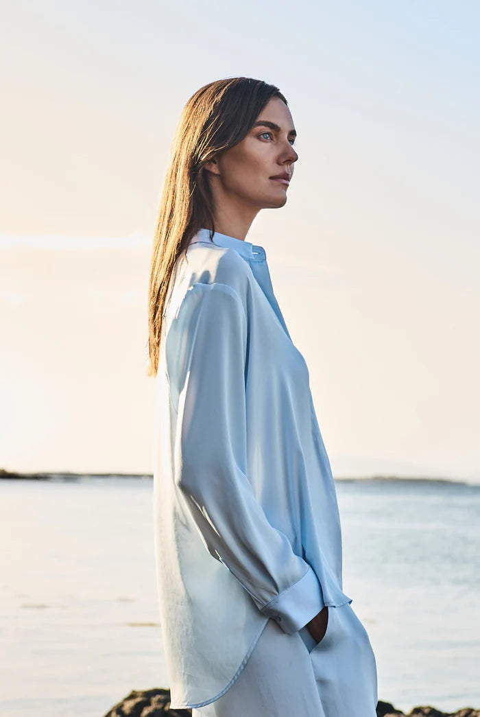 Soft Shirt in Mirror Satin - Glacier