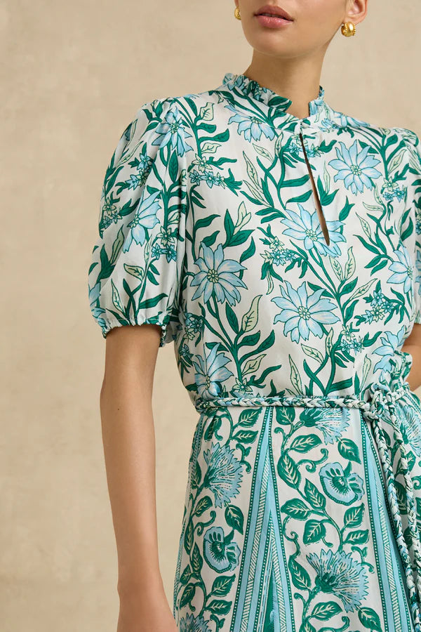 oceanus dress Our best-selling in Hibiscus Pink, soft romance in airy silk and delicate florals. #HANNAHartwear #R26 The maxi length adds a sense of drama and flow Hannah Oceanus Dress Trace |
